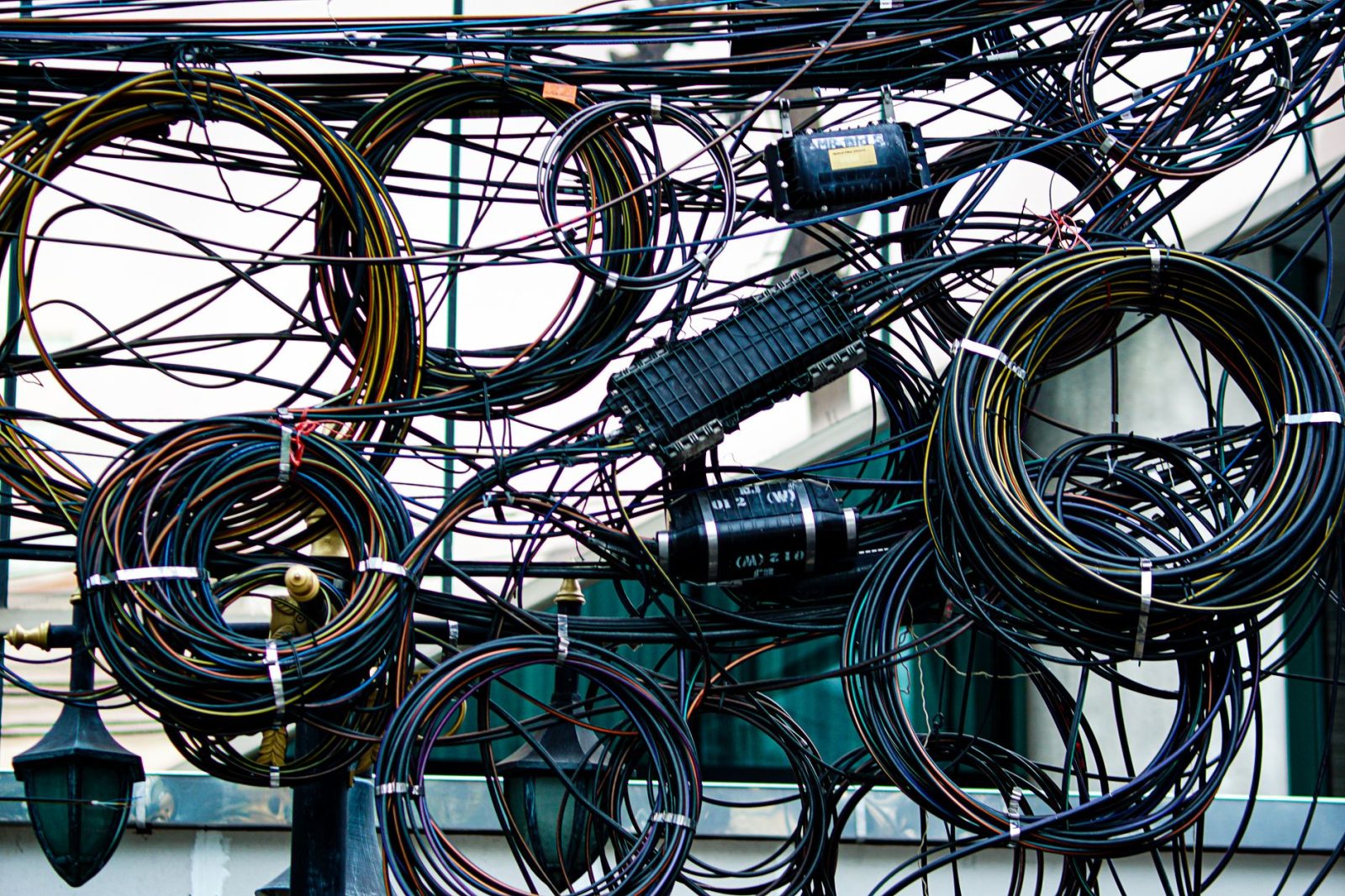 Calhas para Fios Elétricos: O Que Avaliar Antes de Escolher